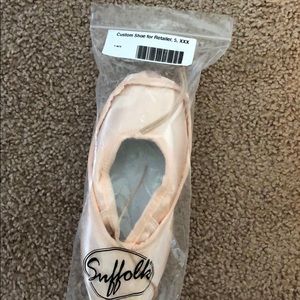 Reinforced Suffolk stellar pointe shoes.